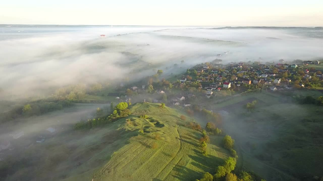 鸟瞰乡村景观。夏天有绿色的小山和新鲜的草地。视频素材