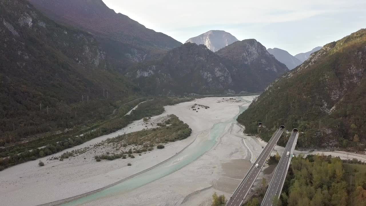 在意大利阿尔卑斯高速公路与快速移动的交通和乡村绿色景观的鸟瞰图。视频素材