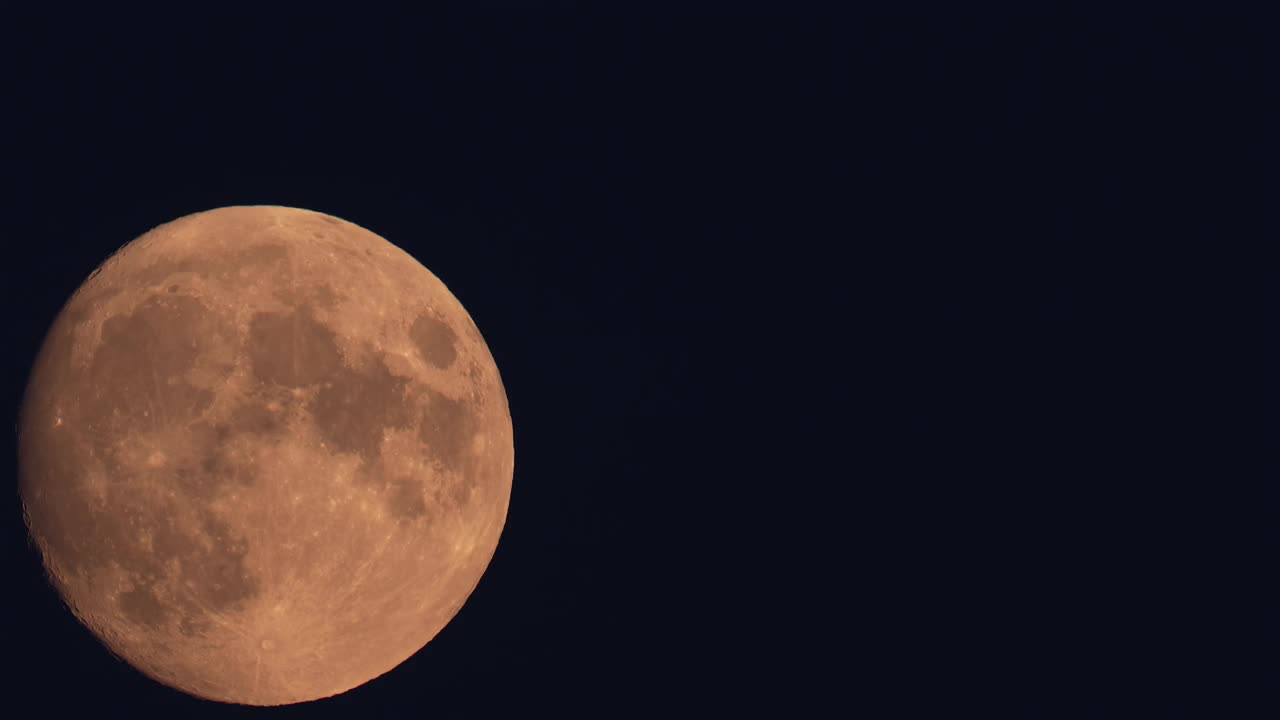 月亮的运动划过夜空。视频素材