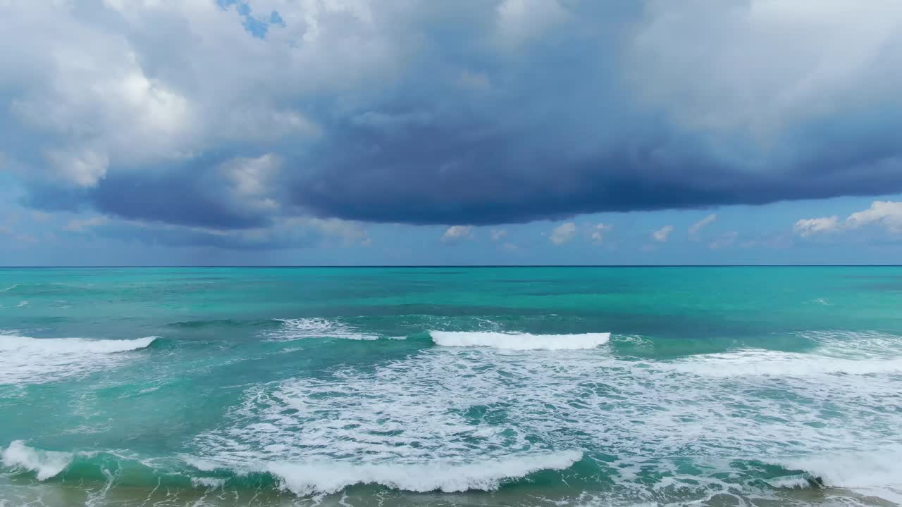 海洋中部的热带气旋会引起巨浪、暴雨、洪水和强风。干扰国际航运，可能造成海难。视频素材