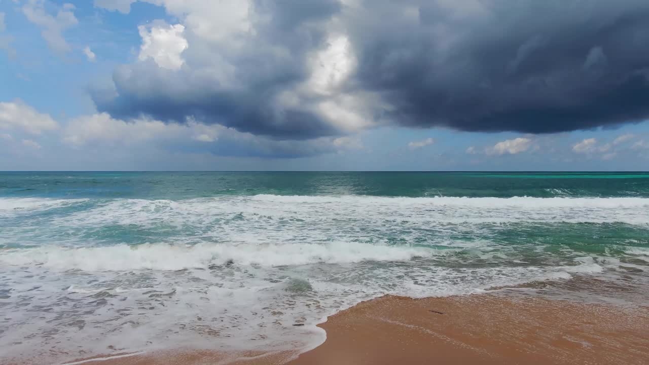 风暴往往发生在水体上方或附近。强风、暴雨和巨浪可能会造成海岸破坏。视频素材