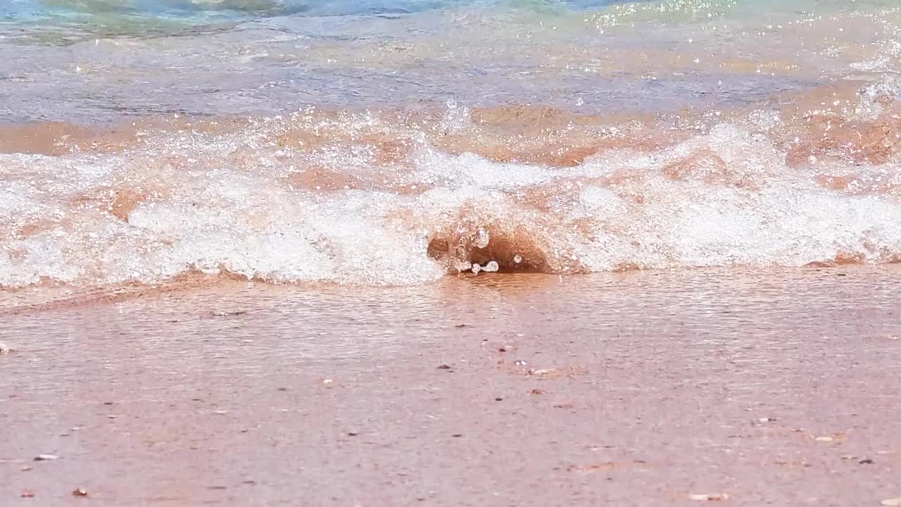 沙滩沙滩海滨与波浪和白色泡沫的夏天背景，海滩的看法在海边的纹理。全高清运动视频素材