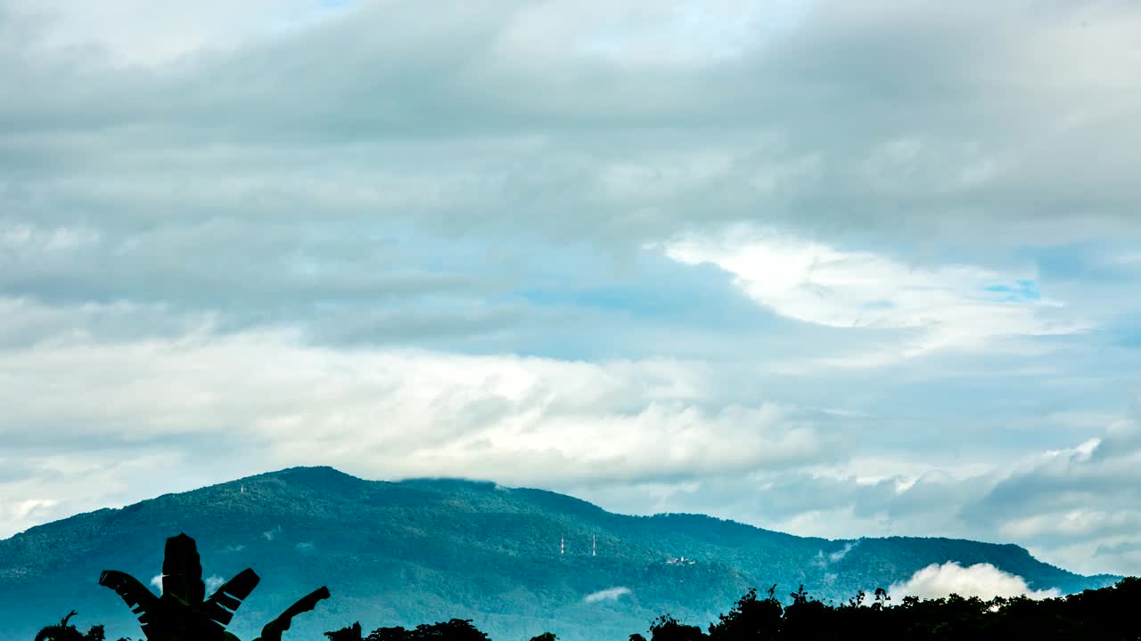 随着土素贴山移动的云层视频素材