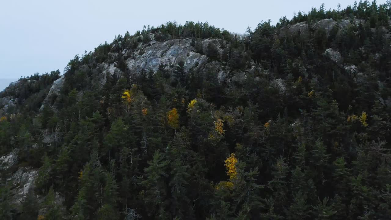 无人机显示陡峭，绿色，岩石的阿罗纳湾海岸，苏必利尔湖，大湖，加拿大安大略省鸟瞰图视频素材