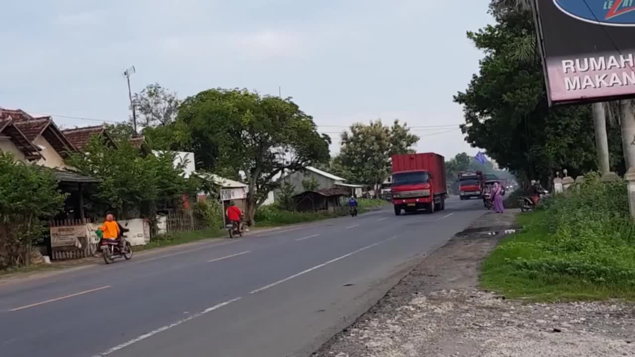 印度尼西亚运输车辆卡车行驶在爪哇岛东海岸视频素材