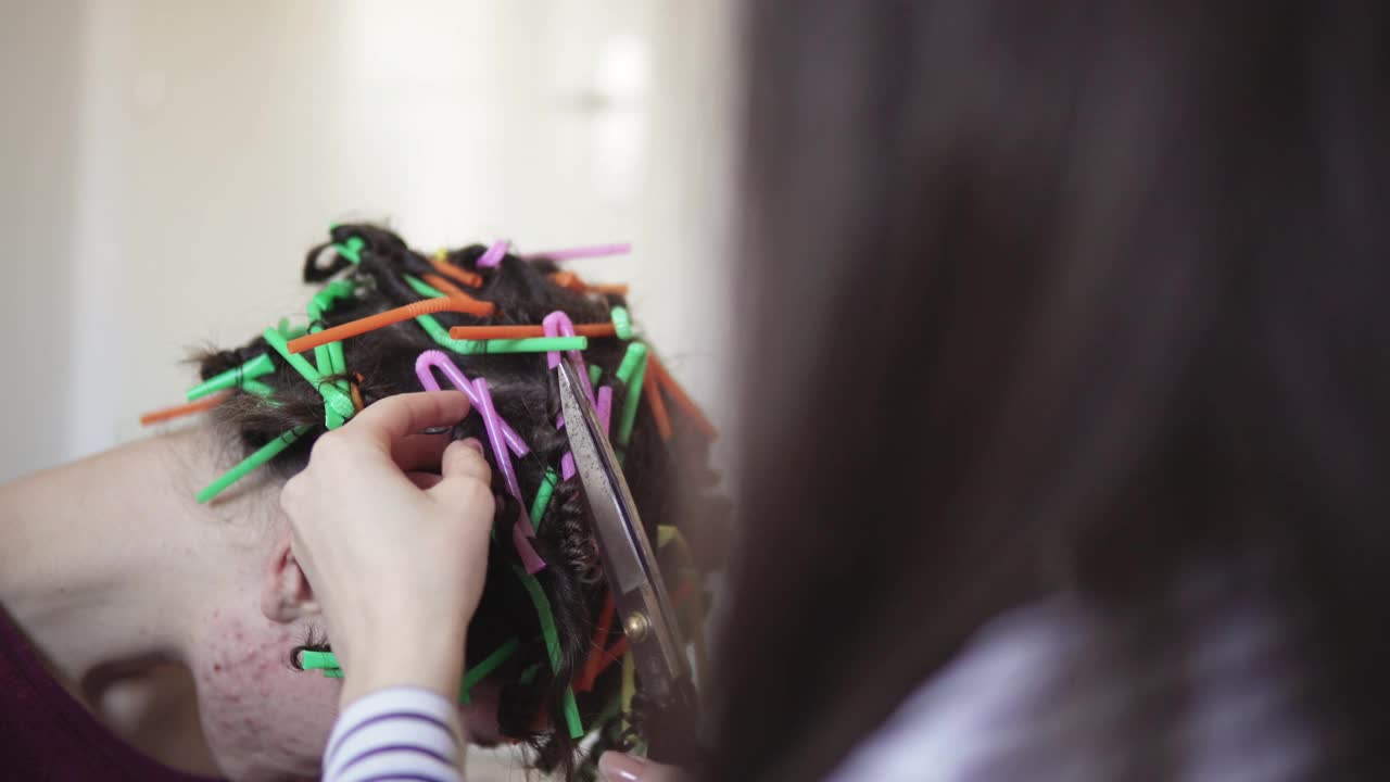 女孩们用塑料吸管DIY非洲式卷发视频素材