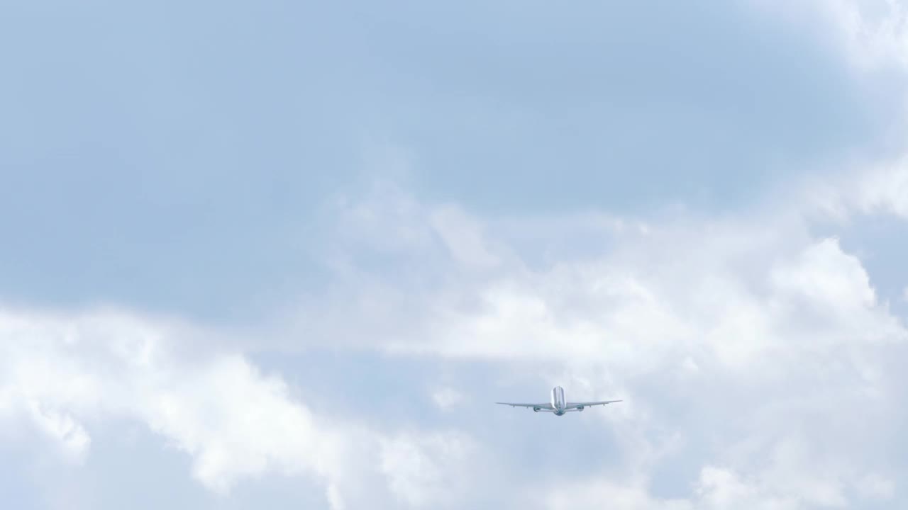 两架飞机在空中，降落和起飞视频素材