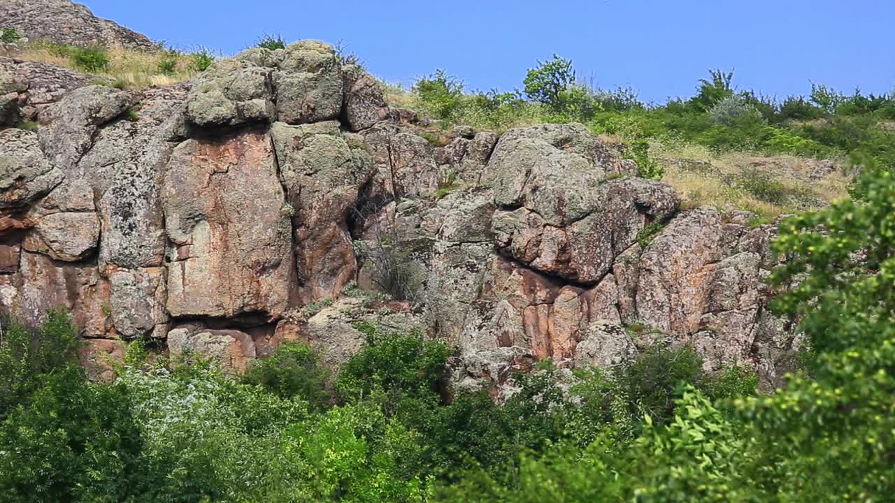 落基山景中有岩石和绿树，峡谷自然保护区接线录影，无人。视频素材