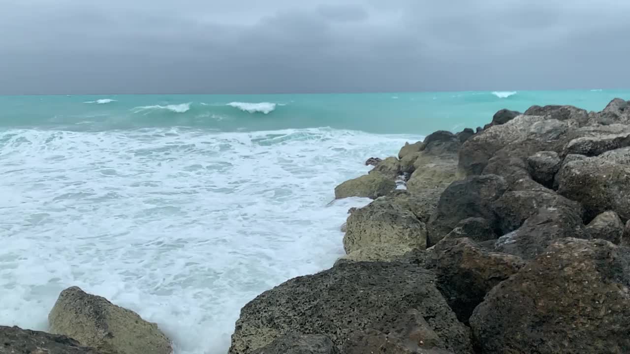 海浪拍打着礁石视频素材