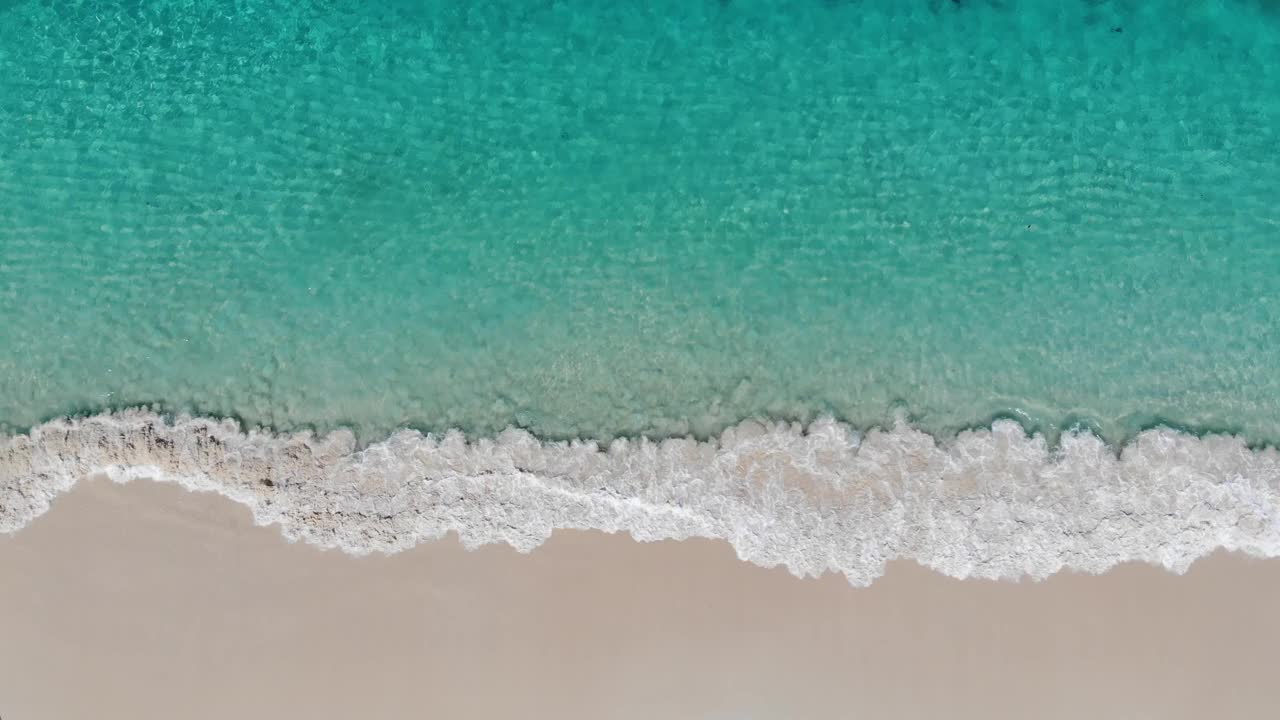 鸟瞰图的大海，蓝色的大海，海浪接近海岸。视频下载