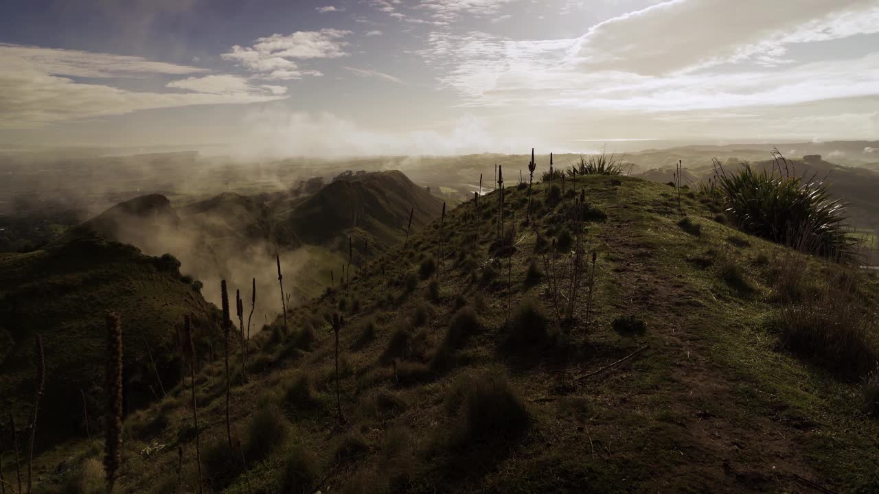 在一个充满雾的美丽早晨，特马塔峰的时间流逝视频素材