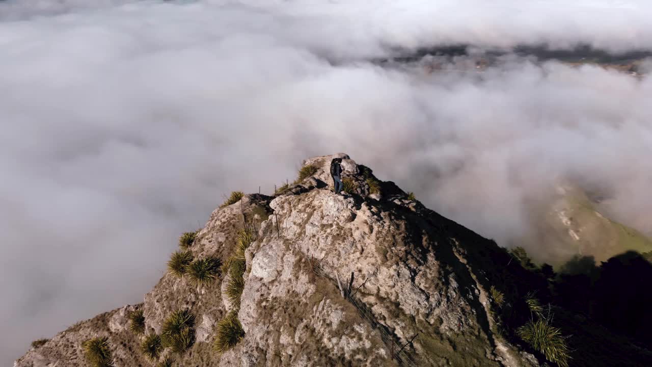 一对夫妇在特马塔公园的一个令人惊叹的多云景观的圆形鸟瞰图视频素材