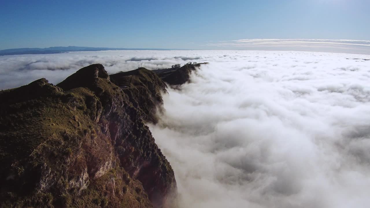 一个雾蒙蒙的早晨，拍摄于Te Mata Peak(新西兰)。Cloudscape。视频素材