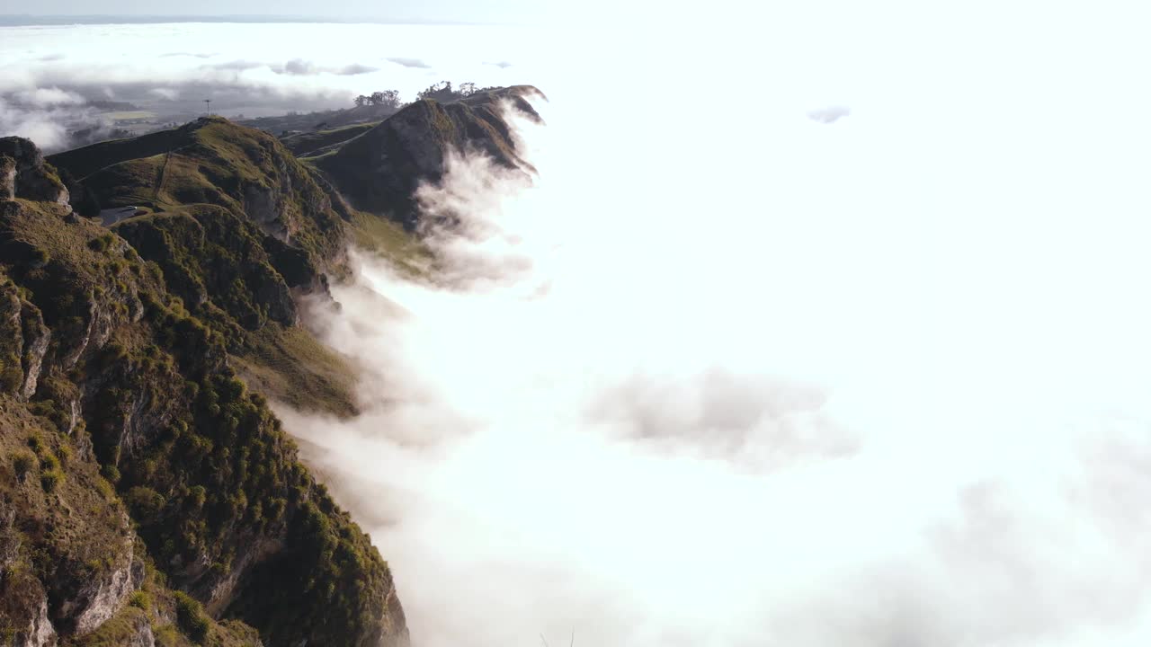 在雾蒙蒙的早晨鸟瞰山脉。风景照视频素材