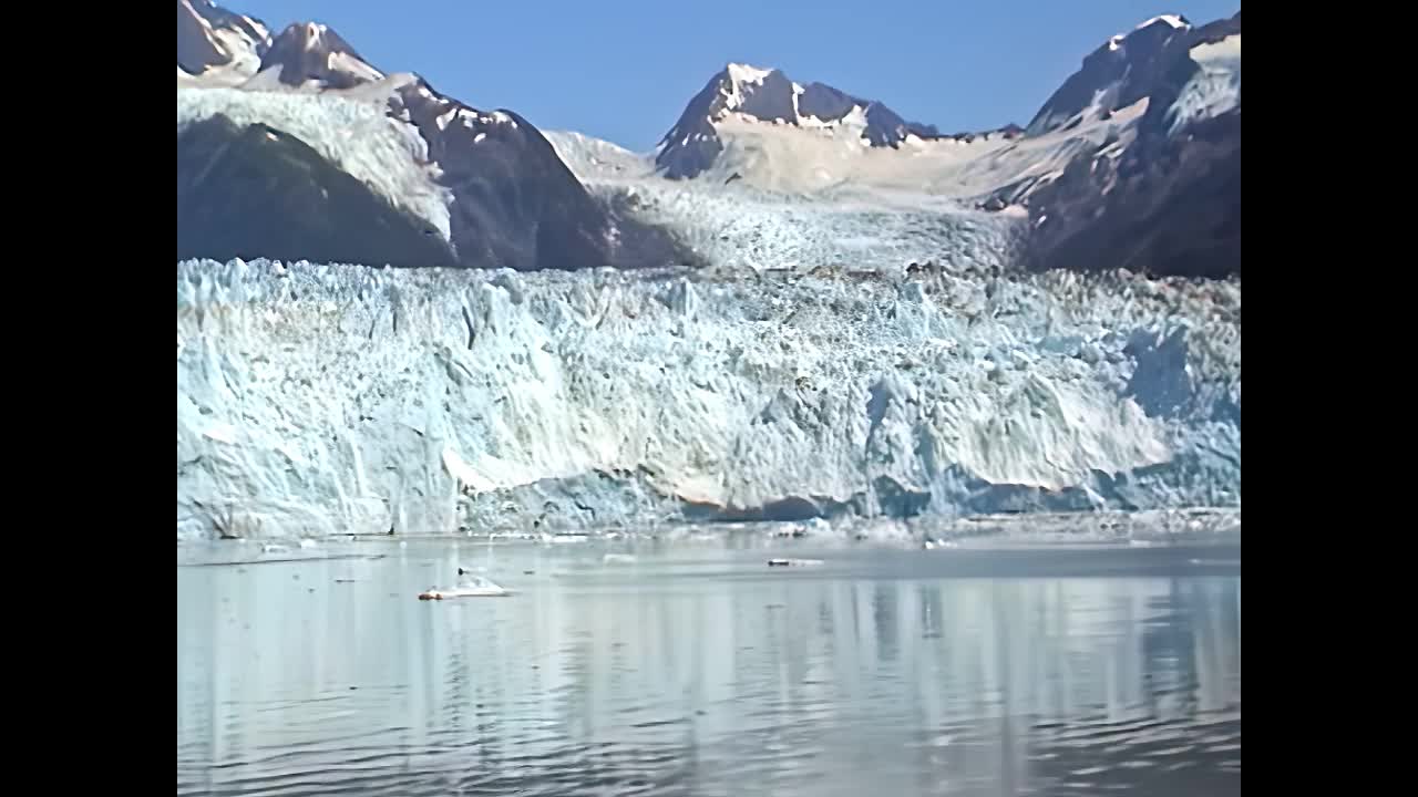 哥伦比亚冰川映照在海面上视频素材