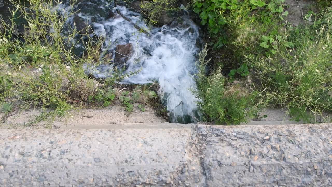 从管道中流出的水流，俯视图。污水污染视频素材