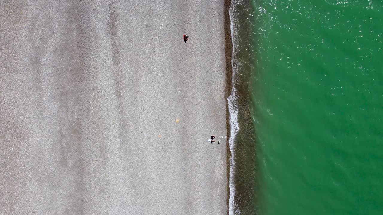 人们在海滩顶上鸟瞰视频素材