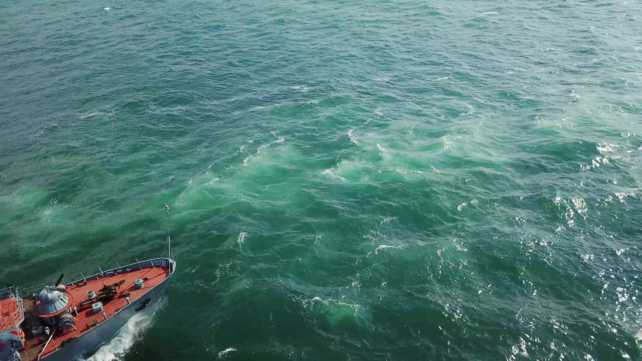 鸟瞰图-海上扫雷舰视频素材