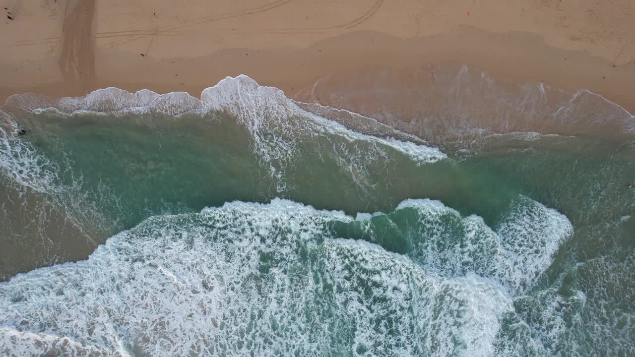 鸟瞰普吉岛海滩、素林海滩、巴东海滩，美丽的海浪正在逼近。视频素材