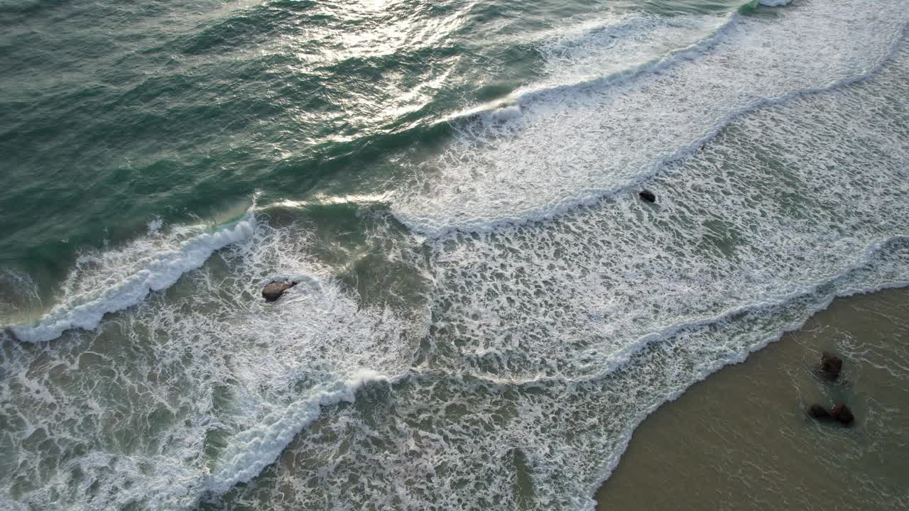 4K镜头美丽的热带海滩海浪在日落时刻。视频素材