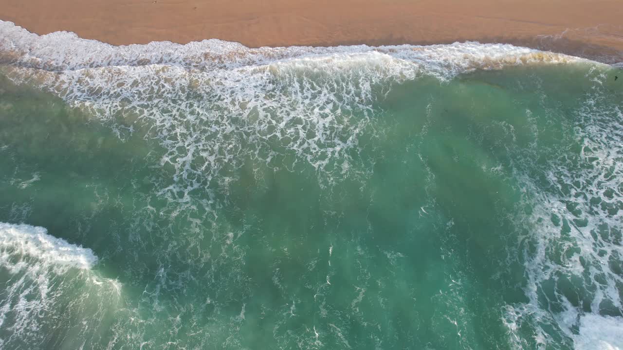 4K镜头美丽的热带海滩海浪在日落时刻。视频素材