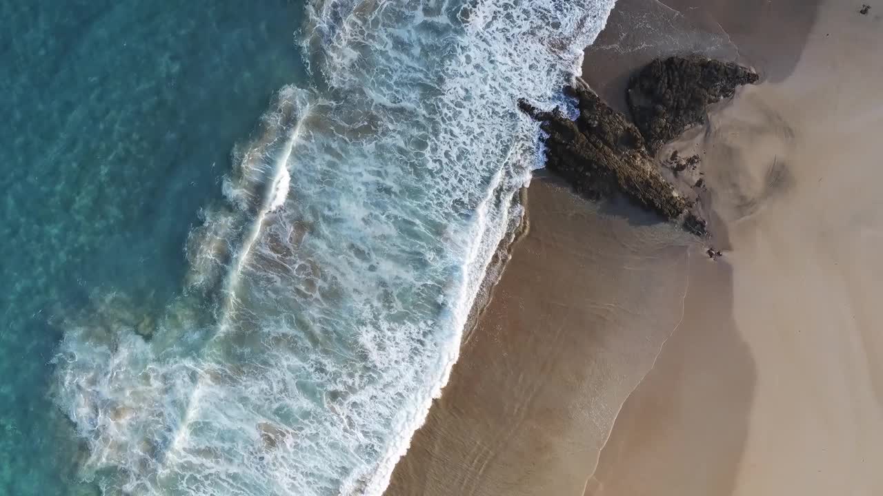 在沙滩上宁静的海浪的航拍镜头-第一部分视频下载