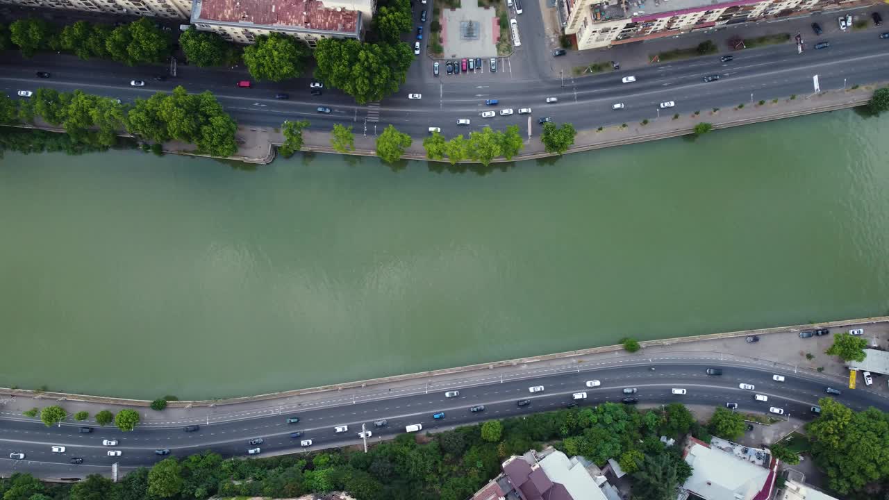 河边公路上的车辆视频素材