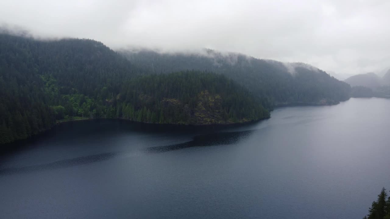 加拿大的一个雨天，雨落在绿色森林小山环绕的湖面上视频素材