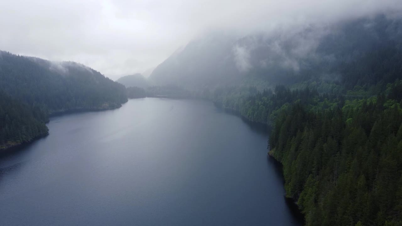 下雨天，加拿大湖间山谷中的低云视频素材