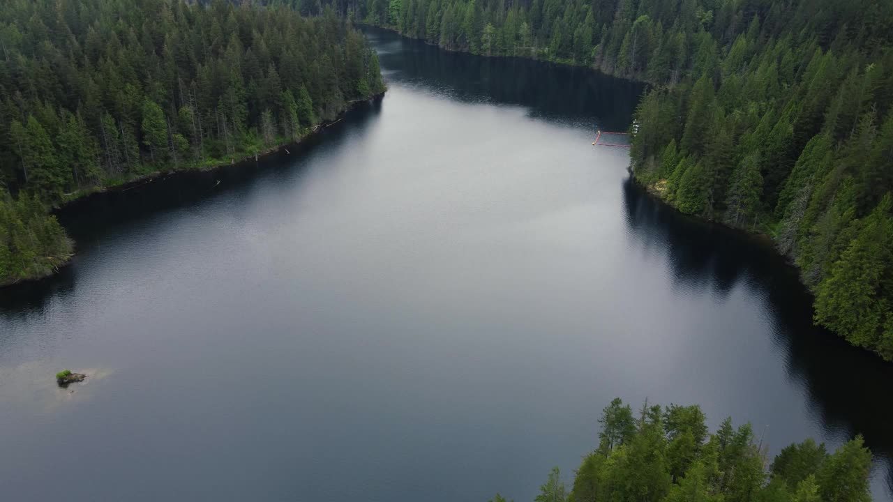 在加拿大多云的日子，从上到下平静的蓝色镜子湖和森林视频素材