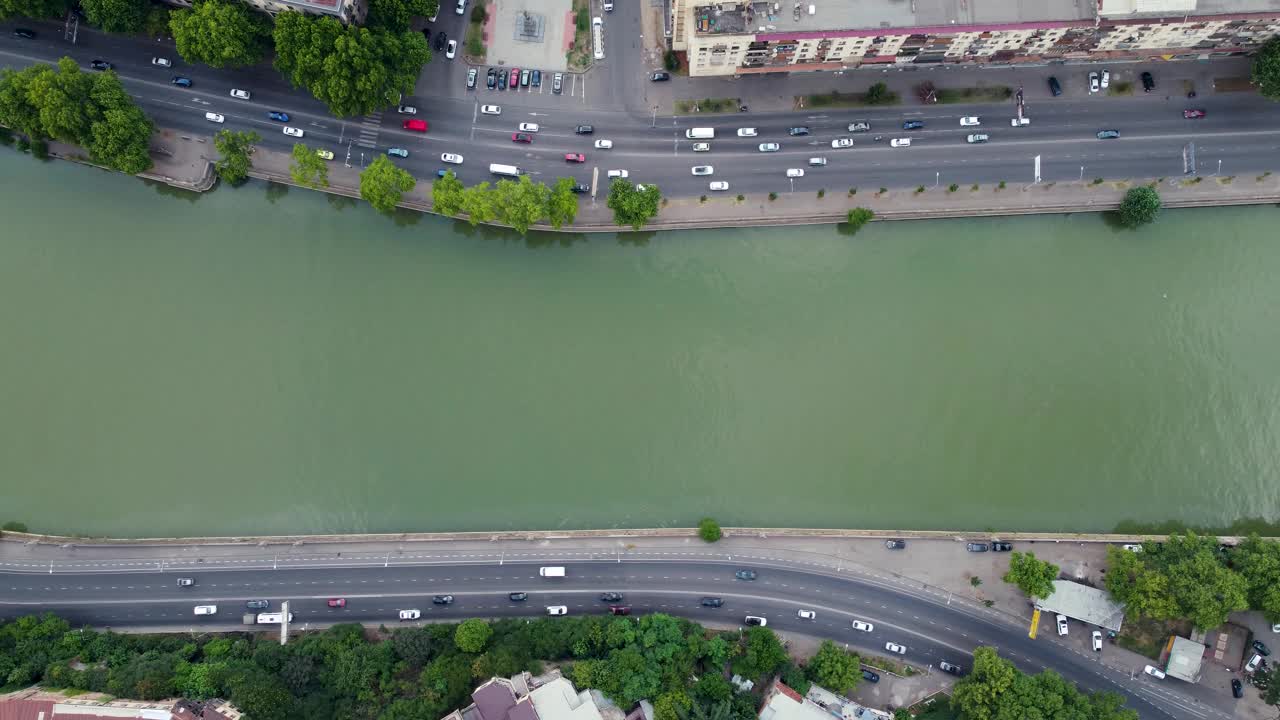 河边高速公路上的车辆视频素材