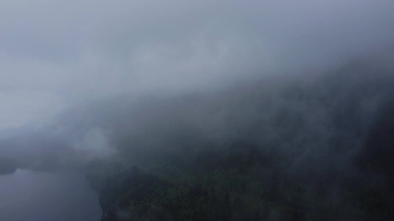 飞越云朵与彩虹在雾绿色森林视频素材