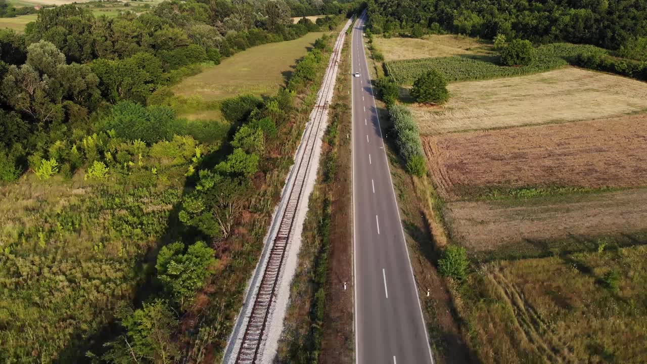 森林公路旅行从无人机的视野视频素材