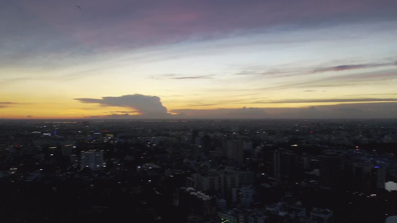 壮观的日落无人机视频的城市景观达卡，孟加拉国视频素材