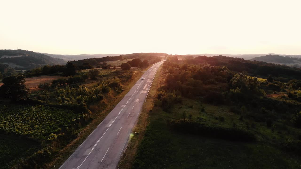 森林公路旅行从无人机的视野视频素材