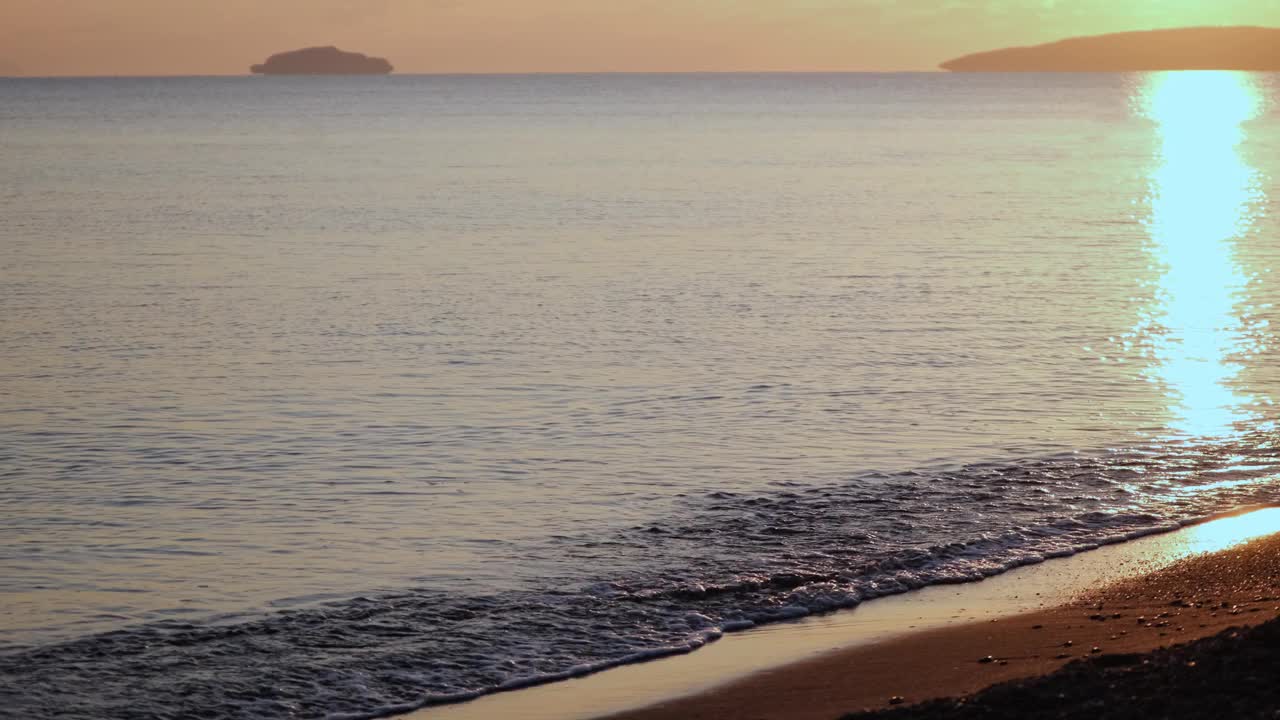 红色日落的海上视频4K。太阳接近地平线。红色的天空，黄色的太阳和迷人的大海。夏日夕阳海景。博德鲁姆海滩日落。太阳在飘动的云朵中奇妙的自然日落视频素材