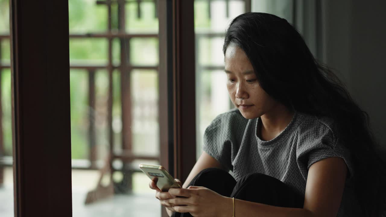 不高兴的女人在用电话视频素材