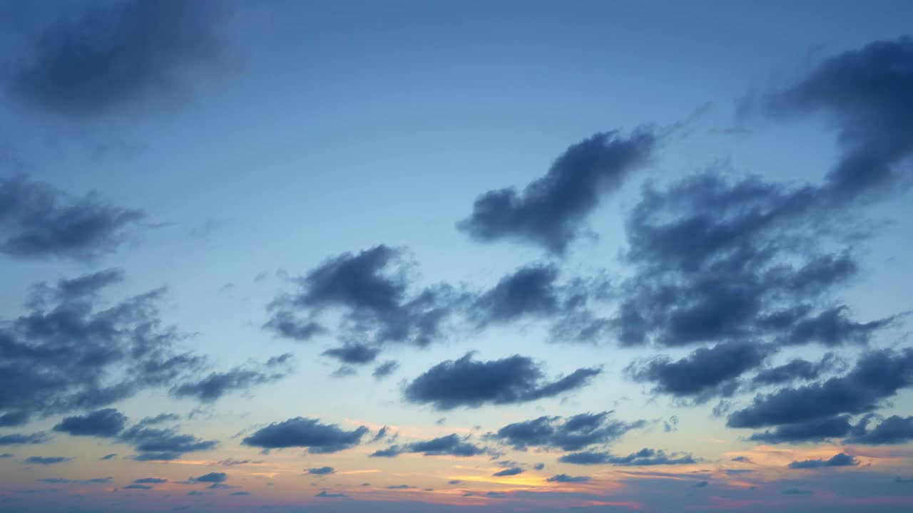 令人惊叹的自然云景时间流逝彩色粉彩云在日落或日出时间黄金时间的天气完美的数字电影构图背景时间流逝的云在天空快速移动视频素材