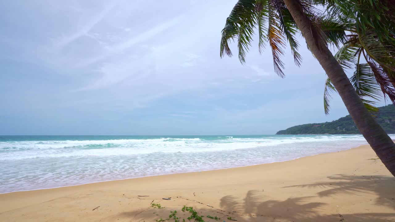 阳光明媚的夏日大海，美丽的热带海滩巴东海滩风景，美丽的泰国普吉岛，椰子树海浪拍打沙滩，令人惊叹的旅游和旅游背景视频素材