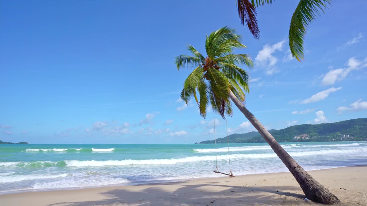 阳光明媚的夏日大海，美丽的热带海滩巴东海滩风景，美丽的泰国普吉岛，椰子树海浪拍打沙滩，令人惊叹的旅游和旅游背景视频素材