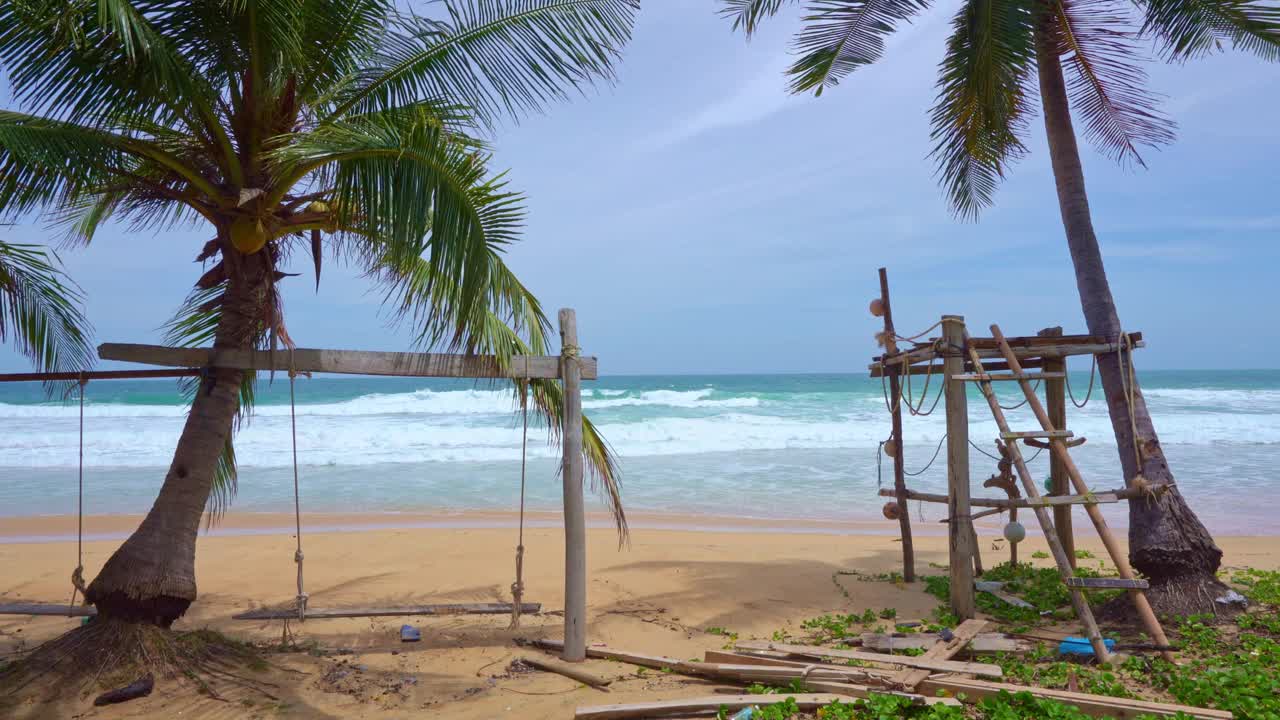 阳光明媚的夏日大海，美丽的热带海滩巴东海滩风景，美丽的泰国普吉岛，椰子树海浪拍打沙滩，令人惊叹的旅游和旅游背景视频素材