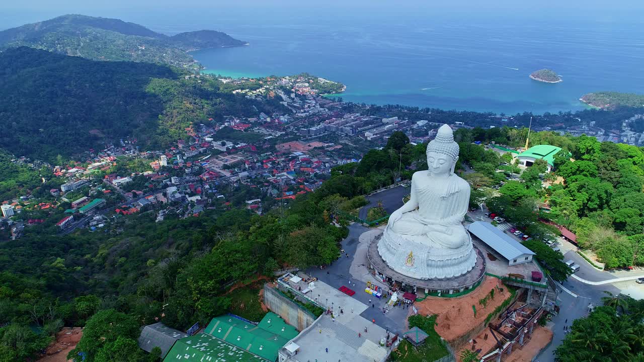 鸟瞰图，无人机拍摄的白色大理石大佛寺庙在最高的山上泰国普吉岛美丽的地标视频素材