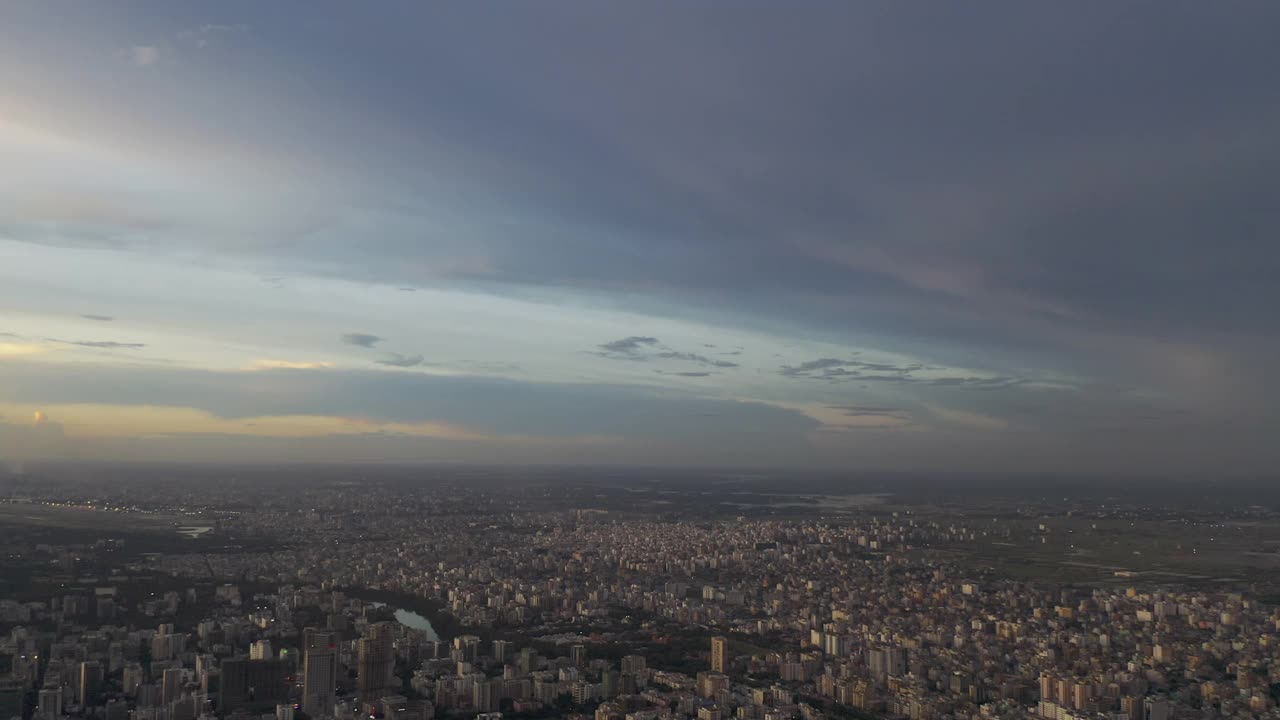 壮观的日落无人机视频的城市景观达卡，孟加拉国视频素材