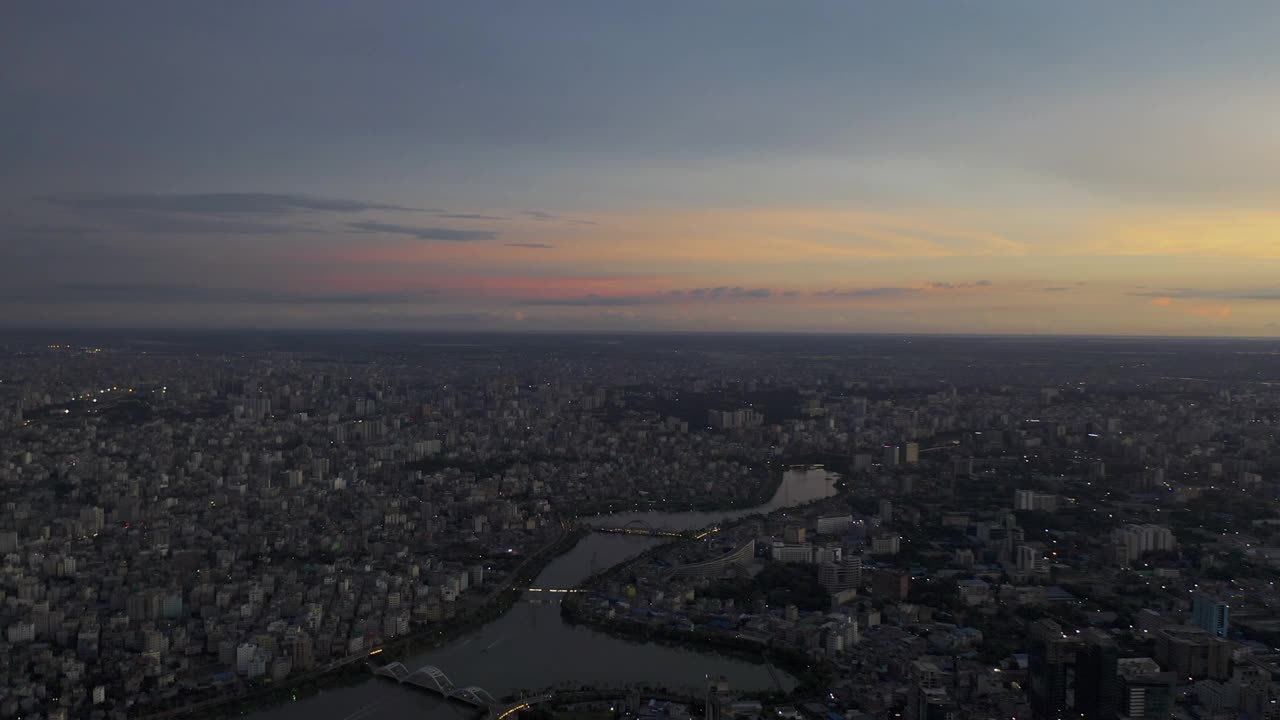 壮观的日落无人机视频的城市景观达卡，孟加拉国视频素材