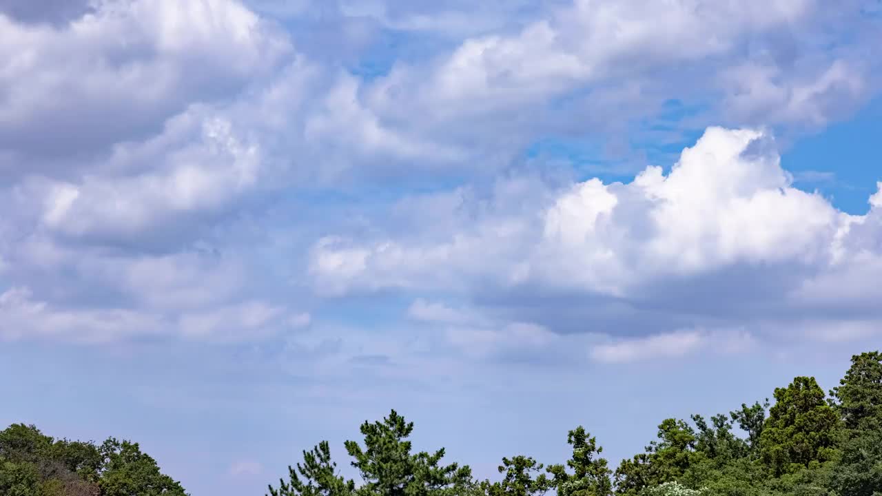 白云在蓝天上一朵朵地冒出来视频素材