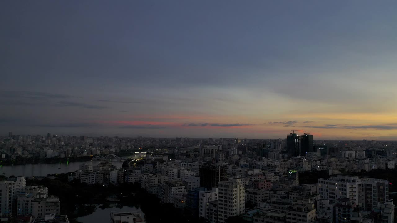 壮观的日落无人机视频的城市景观达卡，孟加拉国视频素材