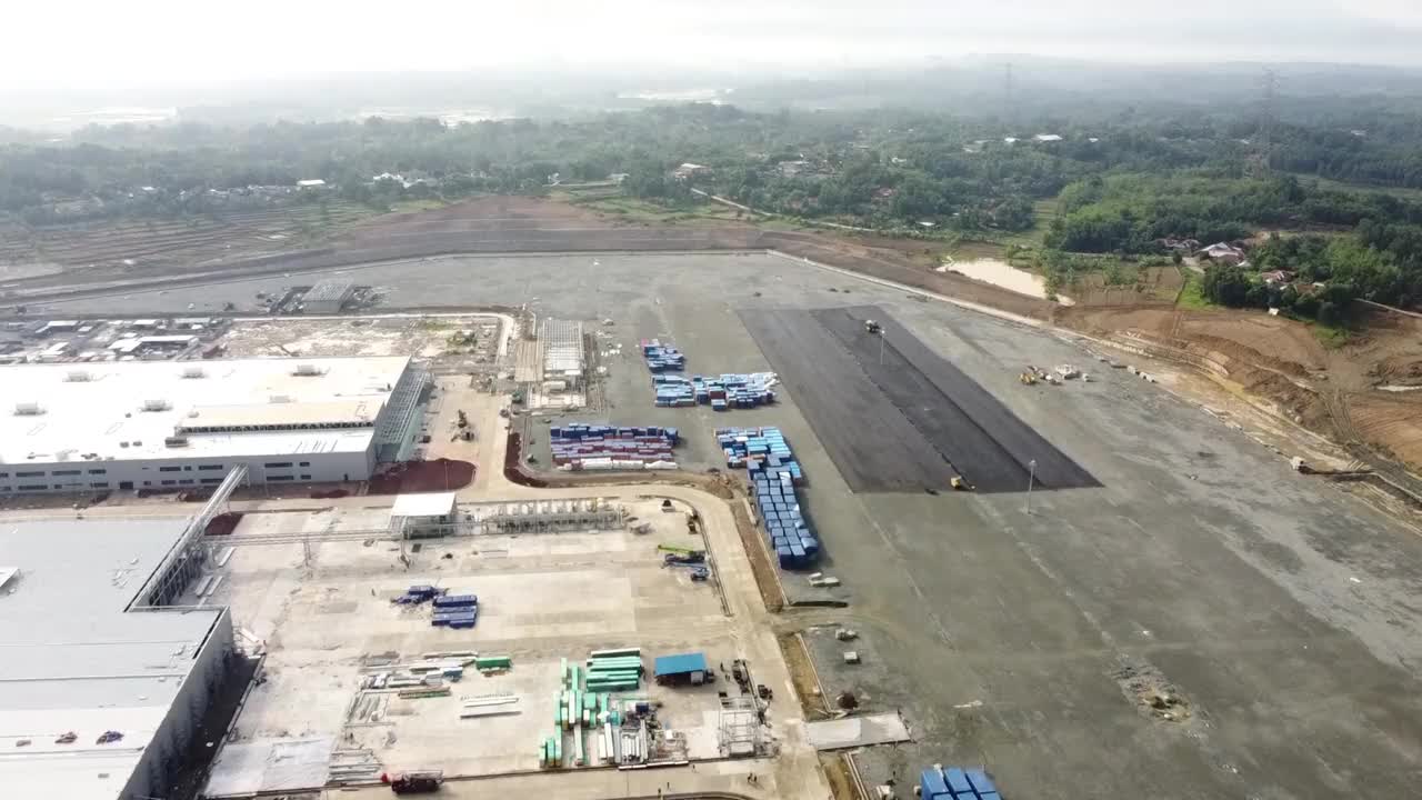 鸟瞰图的汽车工业制造建筑与工业区域在背景视频下载