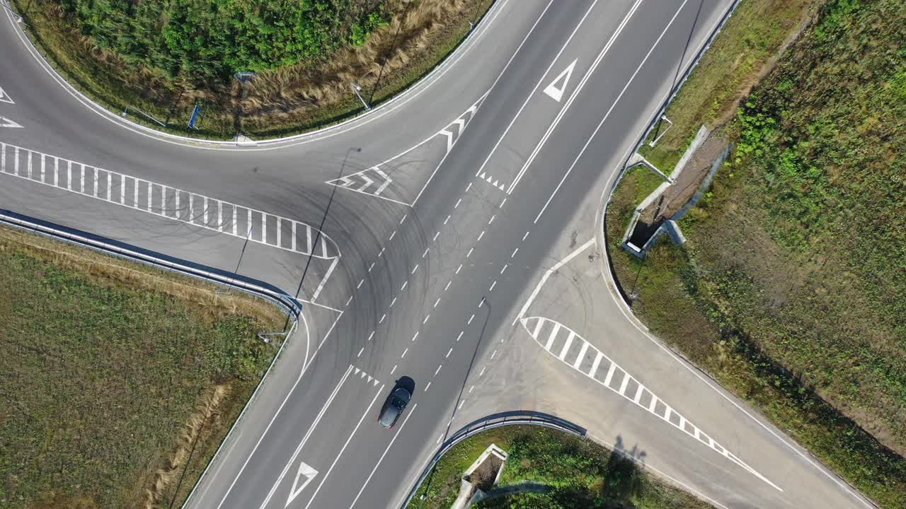 在乌克兰基辅，一架高空无人机在夜间公路上进行4K飞行。高速公路和高架桥有轿车和卡车，立交，在大城市的二层公路交界处。前视图。视频素材