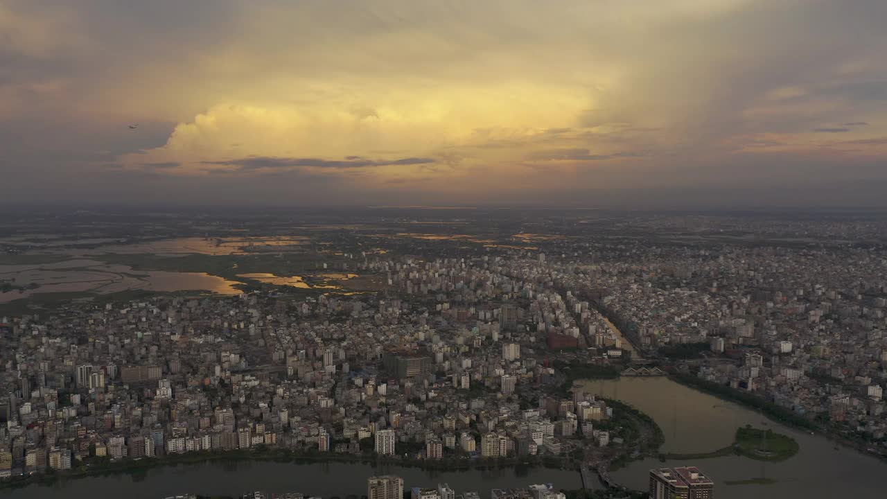 壮观的日落无人机视频的城市景观达卡，孟加拉国视频素材