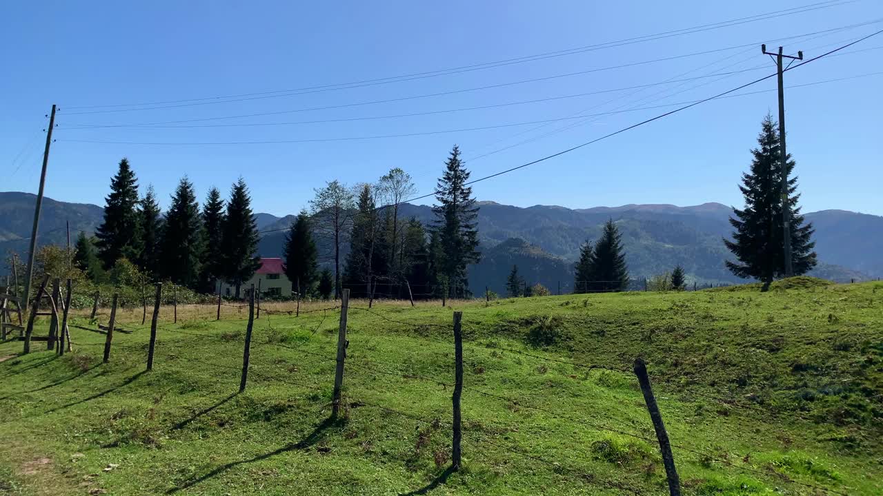 在土耳其黑海地区特拉布宗市萨尔帕扎里地区拍摄到的山脉、松树的画面。阳光明媚的日子里，美丽的自然景色。视频素材